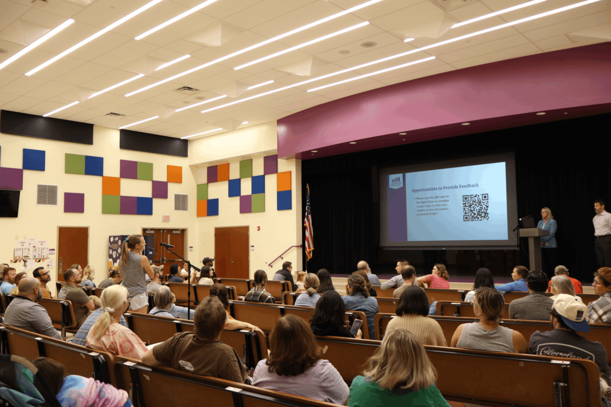 Roosevelt community brings up their questions and comments to Niedzwiecki and Zeman. 