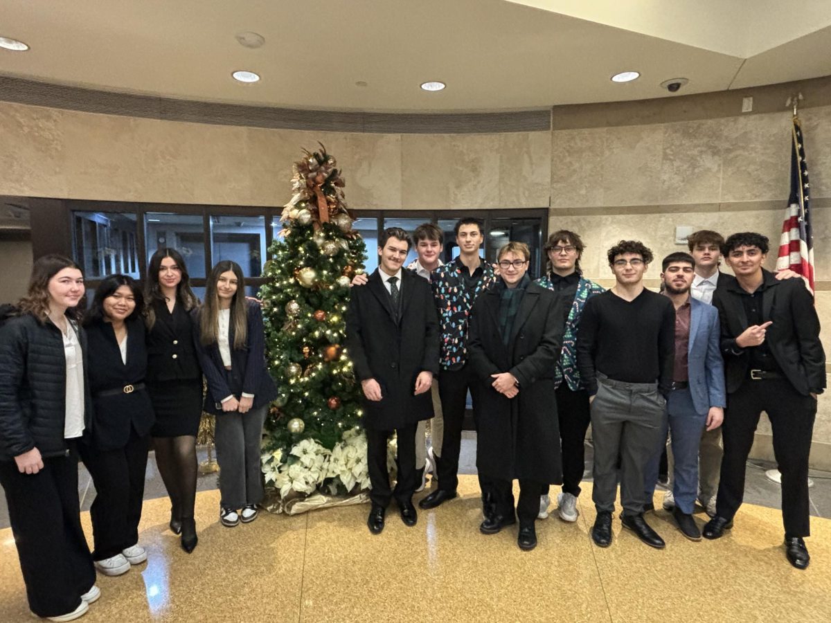 The students of the Business Management 2 class gather for a group photo in the Federal Reserve.