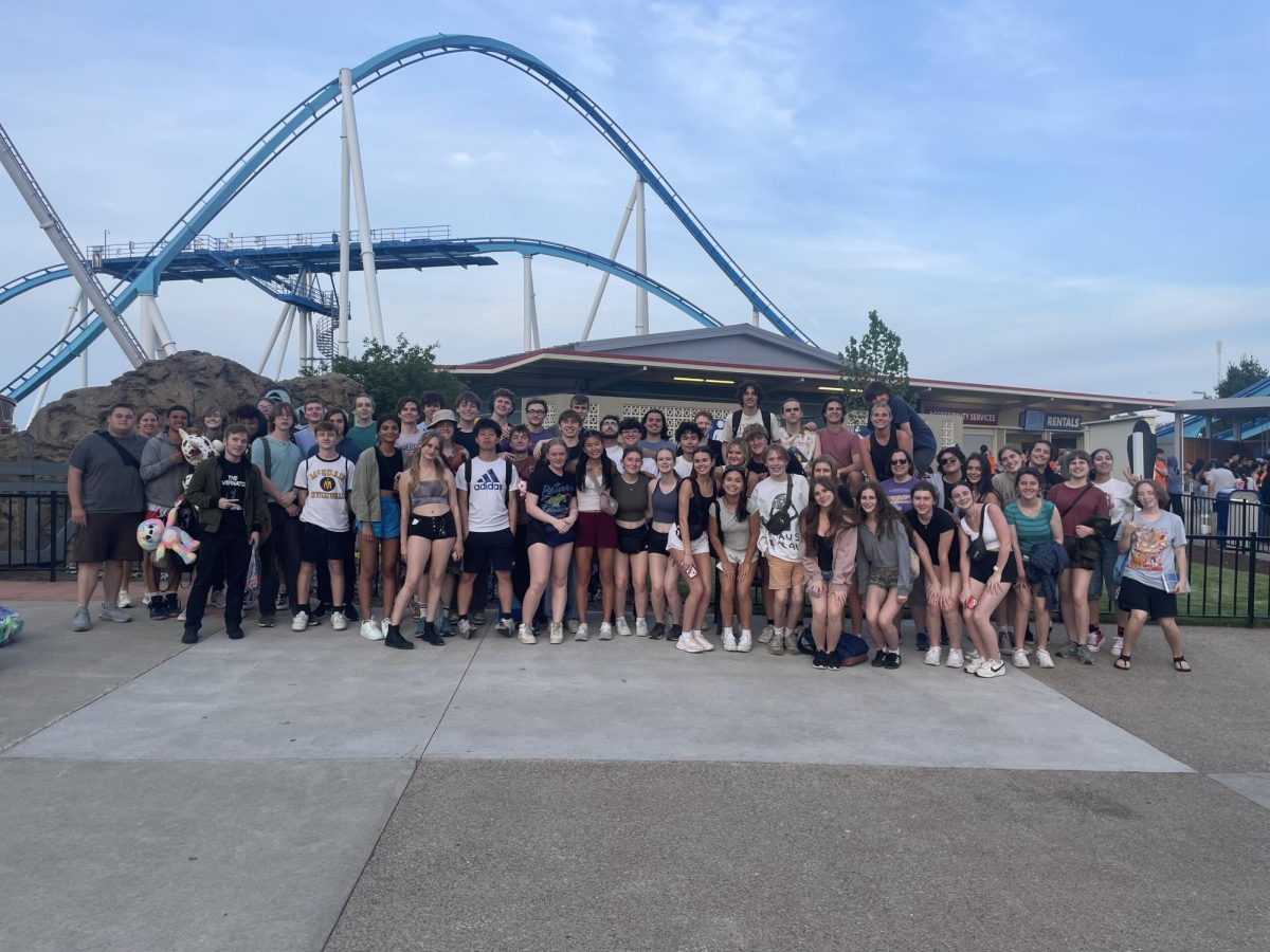 Physics students gather to take a picture after spending the day at cedar point.