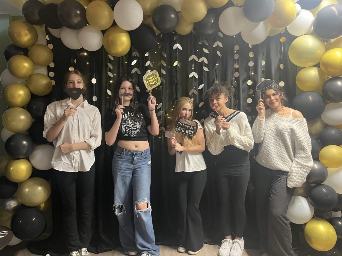 Lakewood High School volunteers having fun at the photo wall! (Zoe Pierce, Kylie Fromwiller, Alexa Eardley, Aleigha Wellington, Sarah Abdulluh)