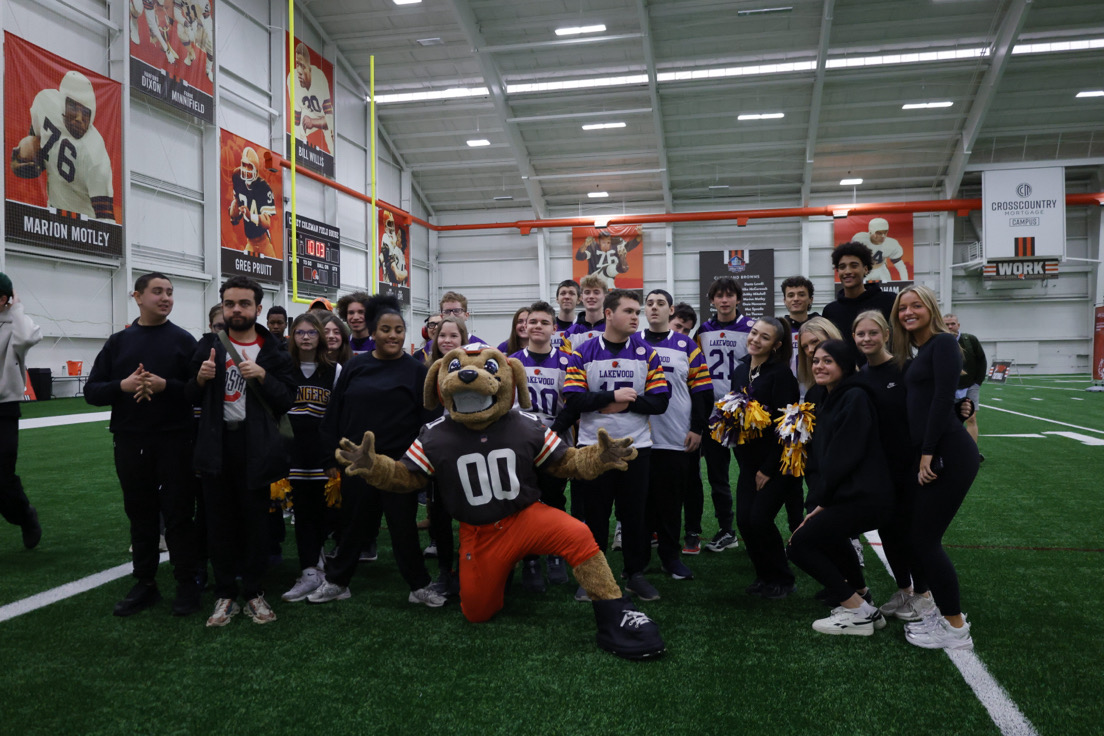 Cleveland Browns mascot Chomps poses for the camera with Lakewood students.