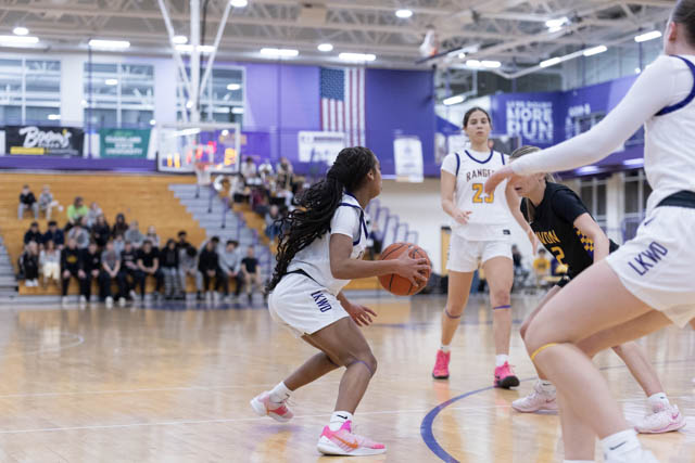 Charleigh Doxley cuts up through the defense.