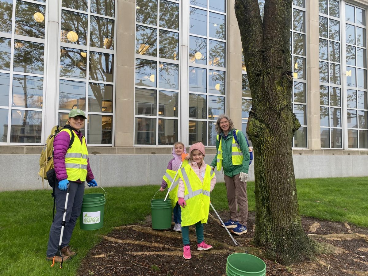 Residents of Lakewood picking up litter near the Library. 